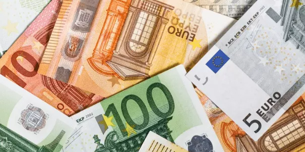 EUR / USD